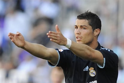 Cristiano Ronaldo protesta durante el partido contra el Málaga.