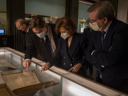 La vicepresidenta primera del Gobierno de España, Carmen Calvo, junto al director del Instituto Cervantes, Luis García Montero (2i) y el secretario de Estado de Memoria Democrática, Fernando Martínez (d), en la exposición "La realidad de una esperanza. Galdós, la memoria y la poesía", en Madrid.