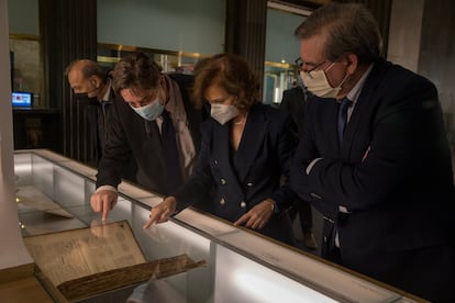 La vicepresidenta primera del Gobierno de España, Carmen Calvo, junto al director del Instituto Cervantes, Luis García Montero (2i) y el secretario de Estado de Memoria Democrática, Fernando Martínez (d), en la exposición "La realidad de una esperanza. Galdós, la memoria y la poesía", en Madrid.