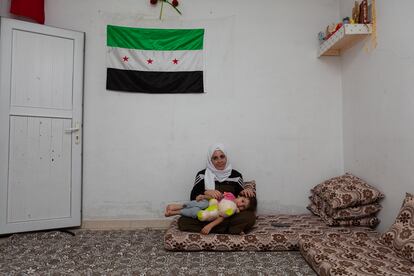 Melak El Osman, de 26 años, con su hija Aya, de tres, en su piso de Reyhanli, una ciudad turca a la que la joven huyó tras pasar un tiempo prisionera en un cárcel de su país.