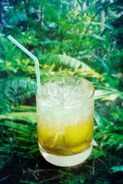 Aunque actualmente se preparan cócteles similares a la caipiriña con todo tipo de frutas y licores, la receta original solo lleva hielo, azúcar, lima y aguardiente de caña. Es importante poner la piel en contacto con el vaso para extraer sutilmente los aceites de la corteza de la lima, que aportan un agradable aroma. </p> <p><em>Ingredientes.</em> Azúcar moreno al gusto, una lima, 40 mililitros de aguardiente de caña (cachaça), hielo picado. </p> <p><em>Preparación.</em> 1. Lavar las limas o limones y cortarlas en gajos. 2. Colocar los trozos con la piel hacia fuera en un vaso de boca ancha y agregar azúcar. 3. Con un macerador o mortero, aplastar el limón. 4. Añadir hielo picado hasta completar todo el vaso y verter la cachaça. 5. Servir con una pajita.