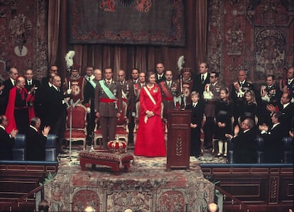 El 20 de noviembre de 1975, Francisco Franco muere a los 82 años tras casi 40 años de dictadura. El 22 de noviembre don Juan Carlos es proclamado rey por las Cortes. El vestido rojo de la reina Sofía fue toda una declaración de intenciones de que los tiempos estaban por cambiar.