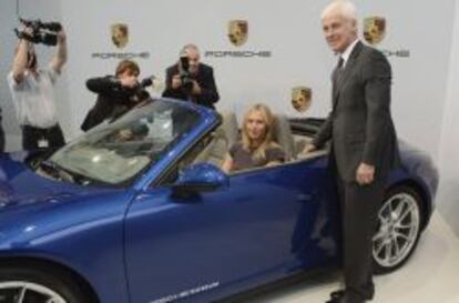 María Sharapova, imagen de Porsche, junto al consejero delegado de la marca.
