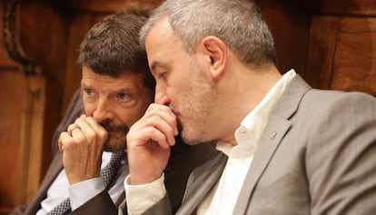 Albert Batlle (izquierda) conversa con Jaume Collboni durante el pleno.