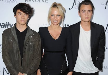 Pamela Anderson y sus hijos Dylan y Brandon Lee.