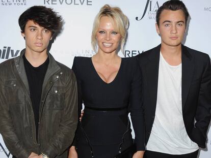 Pamela Anderson y sus hijos Dylan y Brandon Lee.