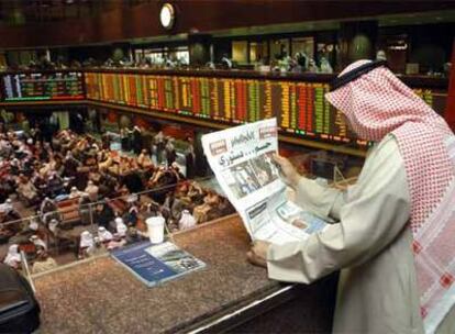 Emiratos Árabes, Arabia Saudita y Kuwait (en la imagen su Bolsa), lideran el desembarco de los fondos.
