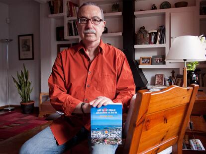 Pere Miquel Campos, con su libro <i>Así eran. Alicantinos en los 80</i>.