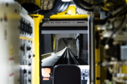 El túnel de base de Cereni, visto desde la cabina de conductor de uno de los trenes cerca de Bellinzona, Suiza. Este túnel de 15,4 kilómetros de longitud ha sido inagurado tras doce años de construcción. Forma parte del proyecto AlpTransit y es la continuación hacia el sur del túnel de San Gotardo.