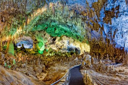 Más de 80 grandes salas subterráneas naturales, entre ellas una de las más largas del mundo, Lechuguilla, forman un verdadero país subterráneo en la Sierra de Guadalupe, en Nuevo México, repletas de estalactitas tubulares. Bienvenidos al sistema de cuevas de Carlsbad Caverns.