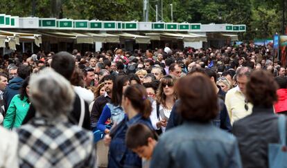 Cientos de personas visitan la Feria del libro de Madrid. Todos miran al cielo. Todos cruzan los dedos. Todos esperan que los siete días que quedan de la feria vayan como los diez que ya han pasado: primaveraniegospara que se mantenga el ánimo de compra de libros que, para algunos, ya está entre un 10% y un 20% más que el año pasado, aunque para otros se mantiene igual.