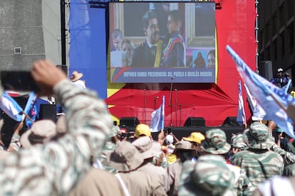 Integrantes de las milicias bolivarianas siguen la transmisión de la investidura de Nicolás Maduro.