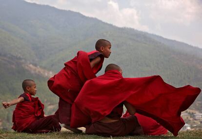 Unos jóvenes monjes en el templo de Changangkha Lhakhang, el más antiguo de Thimphu, Bután.