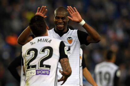 Kondogbia felicita a Mina por su gol al Espanyol. 