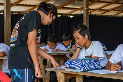 Una profesora voluntaria aclara una duda a una alumna. La mayoría de los docentes del refugio no disponen de salario alguno. Los que tienen, lo gastan en comida, ropa o materiales para sus alumnos.