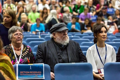 Lisa Tuttle, George R. R. Martin y Sibel Kekilli, en una convención de ciencia ficción. SANNA PUDAS (Wikimedia Commons)