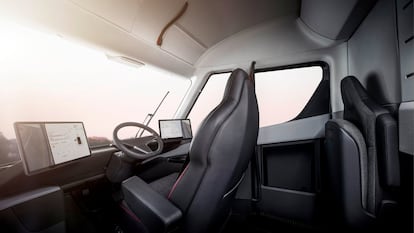 Interior del Tesla Semi, el primer camión eléctrico.