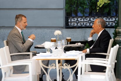 El rey Felipe VI y el presidente portugués, Marcelo Rebelo de Sousa, conversan en una terraza de la plaza de Oriente.