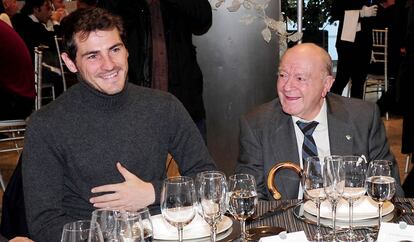 Iker Casillas y Alfredo Di Stéfano ríen durante la comida navideña que celebró el Real Madrid en el Bernabéu el 18 de diciembre de 2011