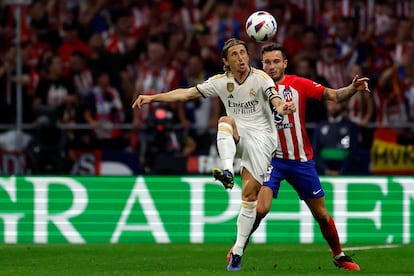 Luka Modric y Saúl Ñíguez, en un momento del partido.