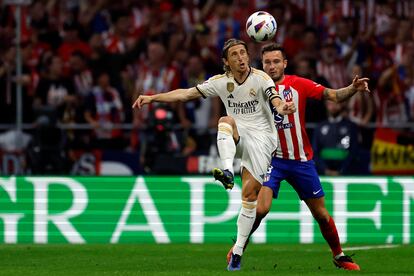 Modric, defendido por Saúl, este domingo en el Metropolitano.