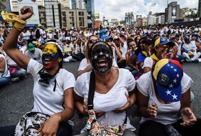 Activistas de la oposición protestan contra el gobierno de Nicolás Maduro durante la marcha de mujeres del 6 de mayo de 2017 en Caracas.