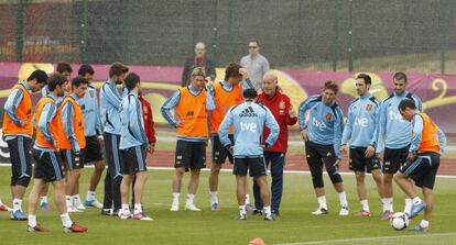 Los jugadores de la selecci&oacute;n, durante el entrenamiento de ayer