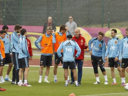 Los jugadores de la selecci&oacute;n, durante el entrenamiento de ayer