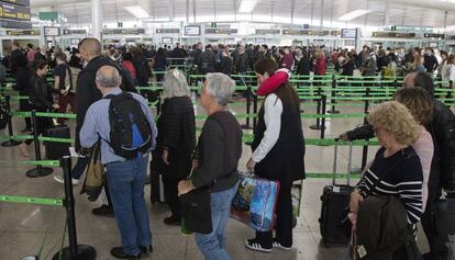 Colas para los controles de pasaportes en el aeropuerto de Barcelona