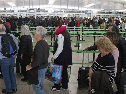 Colas para los controles de pasaportes en el aeropuerto de Barcelona