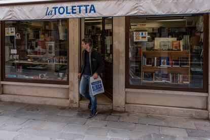 El dueño de Toletta, Giovanni Pelizzato, sale a repartir libros a domicilio el 20 de marzo, en Venecia.