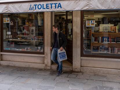 El dueño de Toletta, Giovanni Pelizzato, sale a repartir libros a domicilio el 20 de marzo, en Venecia.