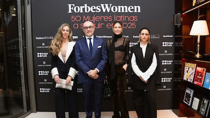 La empresaria venezolana Johanna Müller-Klinspor, el presidente y editor de Spain Media, Andrés Rodríguez; la modelo y empresaria argentina Carla Pereyra y la fotógrafa chilena Rocío Aguirre, en la presentación de las '50 mujeres latinas a seguir en España 2025' de Forbes, el 11 de marzo en Forbes House.