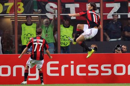 Ibrahimovic celebra uno de sus goles contra el Auxerre con Antonini como testigo.