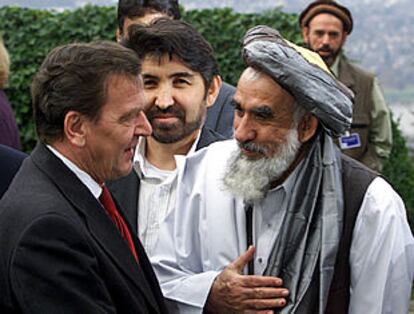 Gerhard Schröder dialoga con Atoulah Alkozai, representante de uno de los grupos afganos en Bonn.