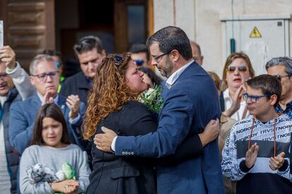 La tía de Olivia y su padre se abrazan durante un homenaje y minuto de silencio en Torrecaballeros, Segovia, por la muerte de la niña.