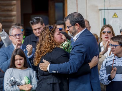 La tía de Olivia y su padre se abrazan durante un homenaje y minuto de silencio en Torrecaballeros, Segovia, por la muerte de la niña.