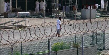Un preso en el centro de detenci&oacute;n de la base militar de EEUU en Guant&aacute;namo (Cuba).