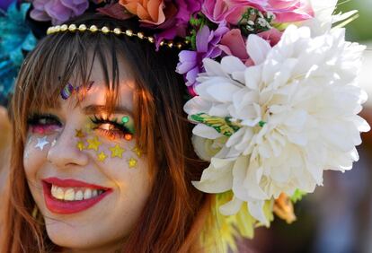 Una participante posa con un sombrero decorado con flores, el 27 de junio de 2019.