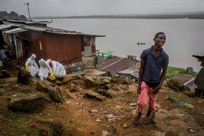 Eric Gweah, de 25 años, llora la pérdida de su padre, Ofori Gweah de 62 años, sospechoso de haber fallecido de ébola, mientras la Cruz Roja retira su cuerpo en Rock Spring Valley en el centro de Monrovia (Liberia), el 18 de septiembre de 2014.