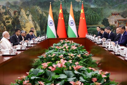 El primer ministro indio, Narendra Modi (a la izquierda), con el presidente de China, Xi Jinping, durante un encuentro, este domingo en Tianjin.