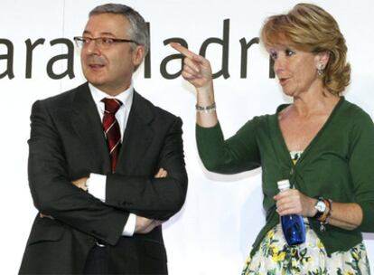 El ministro de Fomento y la presidenta de Madrid, durante la presentación del Plan de Cercanías para la región.