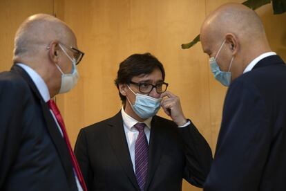 Desde la izquierda, el director de Corporate Affairs de Roche Farma, Federico Plaza; el ministro de Sanidad, Salvador Illa; y el director general de Roche Farna España, Stefanos Tsamousis durante el foro Repensando la sanidad española, en la sede de Roche en Madrid.