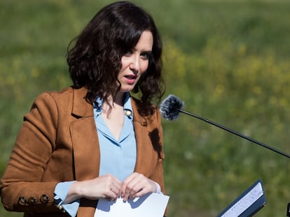 Isabel Díaz Ayuso asiste a la reforestación del parque de la Alhóndiga en Getafe, tras los desastres causados por Filomena, este martes.