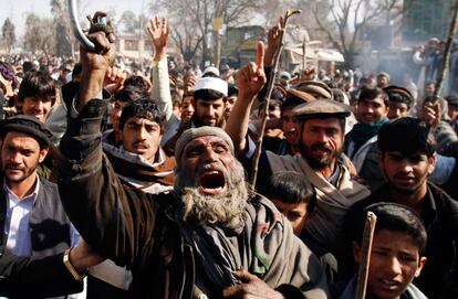 Afganos lanzan consignas contra EE UU en Mehterlam, provincia de Laghman, al este de Kabul.