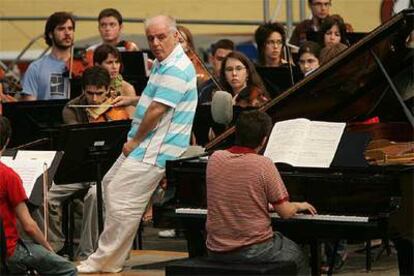 Daniel Barenboim, de pie, observa a Javier Perianes, al piano, ante los músicos de la Joven Orquesta de Andalucía en Marbella.