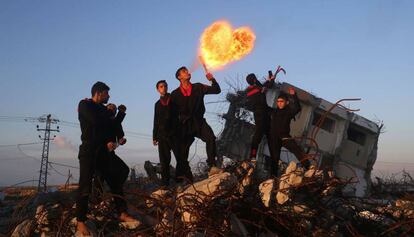 J&oacute;venes palestinos de un grupo de artes marciales en una casa destruida por la guerra con Israel en 2014.