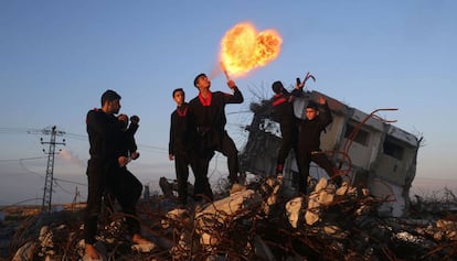 Jóvenes palestinos de un grupo de artes marciales en una casa destruida por la guerra con Israel en 2014.