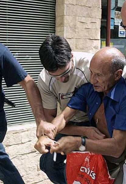 Finalmente, el hombre es reducido por varios agentes de paisano que le arrebataron la pistola y le detuvieron.