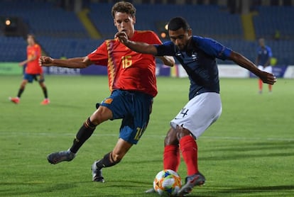 Orellana pugna por un balón en las semifinales del Europeo sub-19.